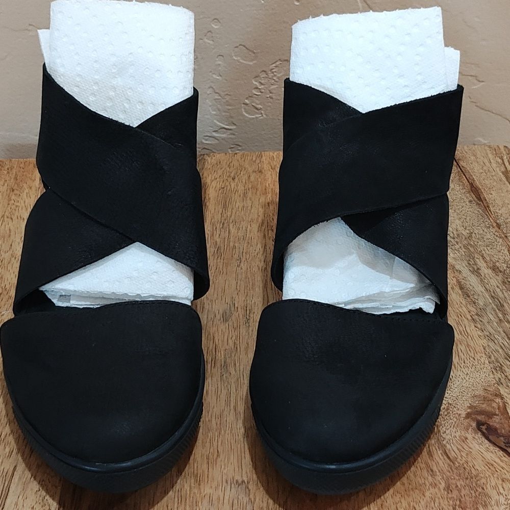 Eileen Fisher Chic Black Crisscross Sandals